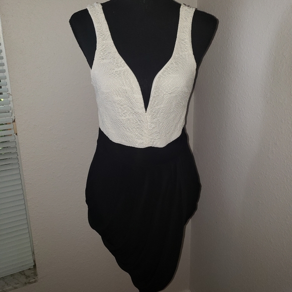 Asymmetrical Black/white Plunge Lace Dress - Picture 6 of 12